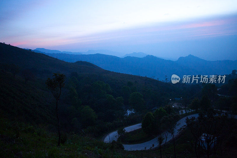 日落后，Doi Pha Tang周围的山脉和山谷